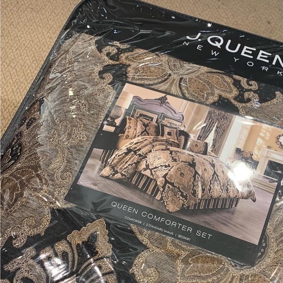J. Queen New York Bradshaw Black is a traditional woven chenille damask set - Picture 2 of 8